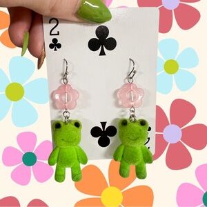 Flocked froggy charm earrings with daisies
Size of frogs